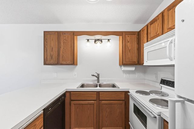 14025 44th Place N 4, Plymouth, MN 55446