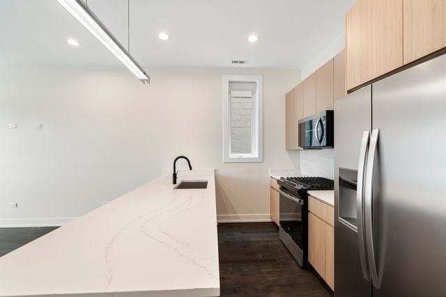 412 E 50th Place 2, Chicago, IL 60615