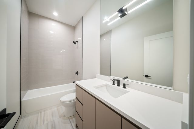412 E 50th Place 2, Chicago, IL 60615