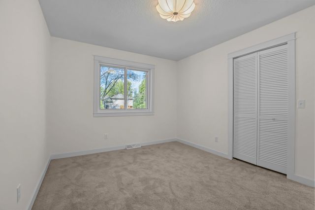 4413 Bramblewood Avenue, Vadnais Heights, MN 55127