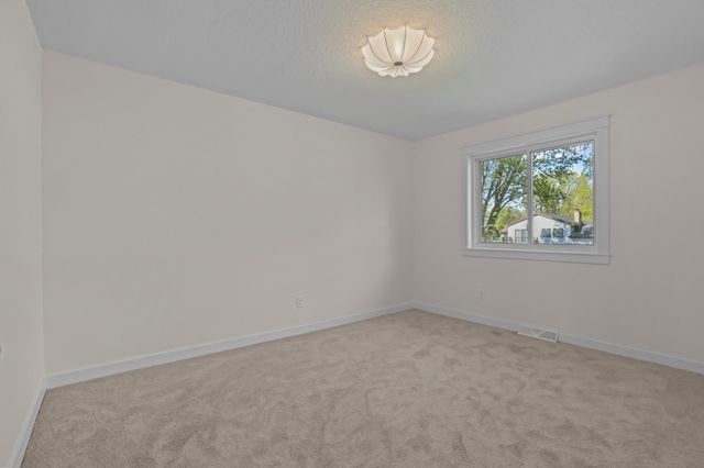 4413 Bramblewood Avenue, Vadnais Heights, MN 55127