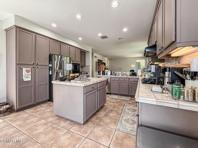 112 Forrester Court, Simi Valley, CA 93065