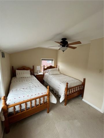 1109 Lomond Dr, Penn Hills, PA 15235