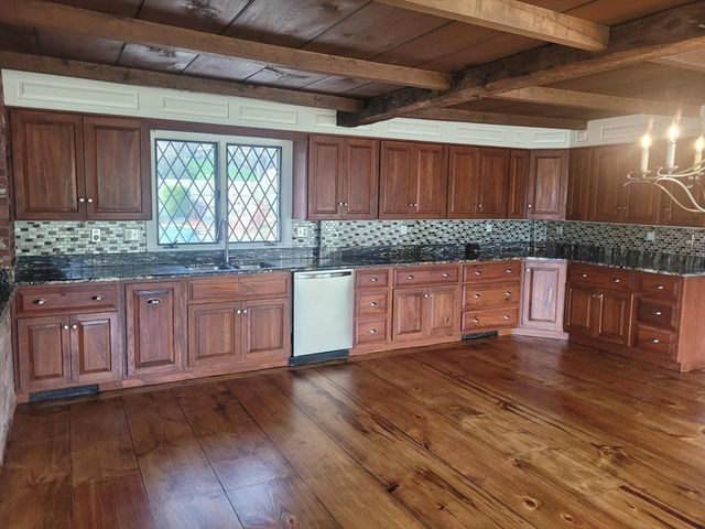 143 Pine Hill Rd, Chelmsford, MA 01824