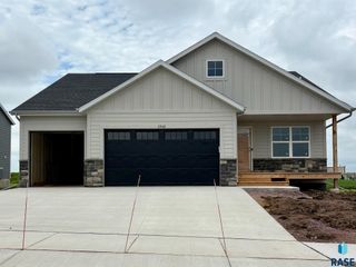2908 S Copper Creek Ave, Sioux Falls, SD 57110