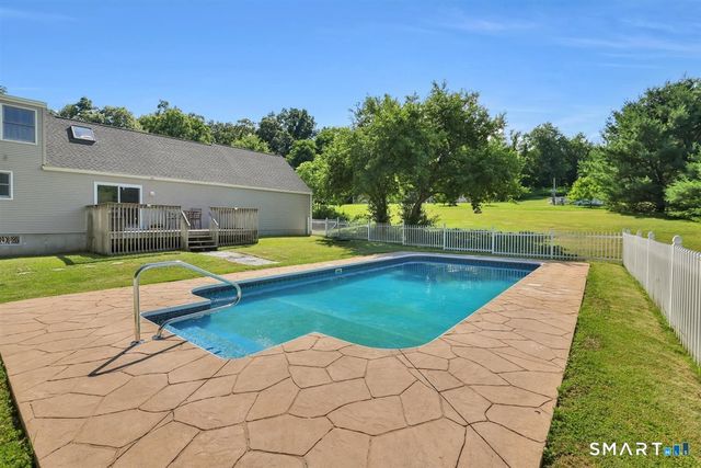 28 McNabola Lane, Wallingford, CT 06492