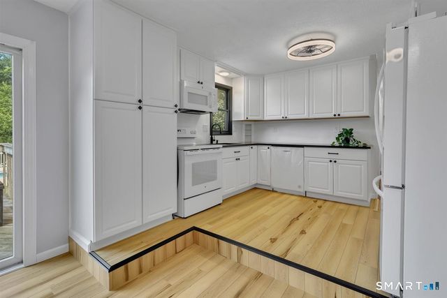 28 McNabola Lane, Wallingford, CT 06492