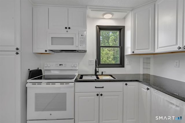 28 McNabola Lane, Wallingford, CT 06492