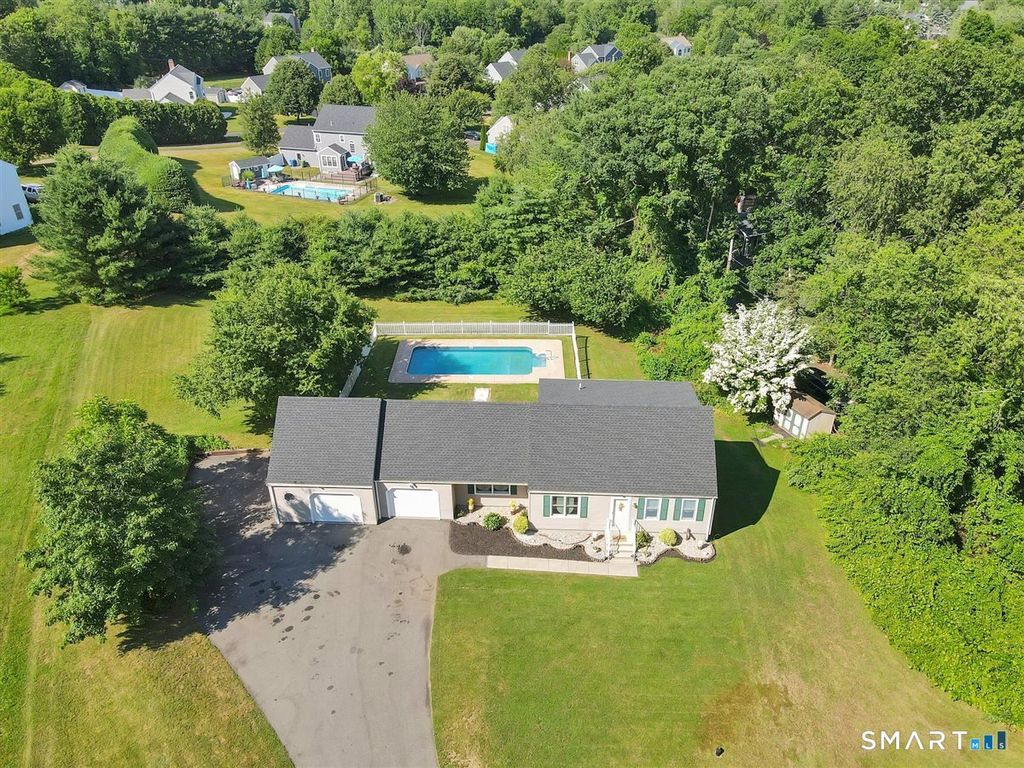 28 McNabola Lane, Wallingford, CT 06492