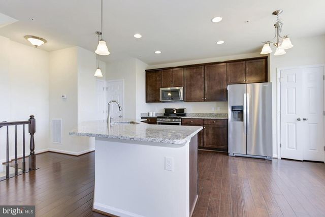 43369 TOWN GATE SQ, Chantilly, VA 20152