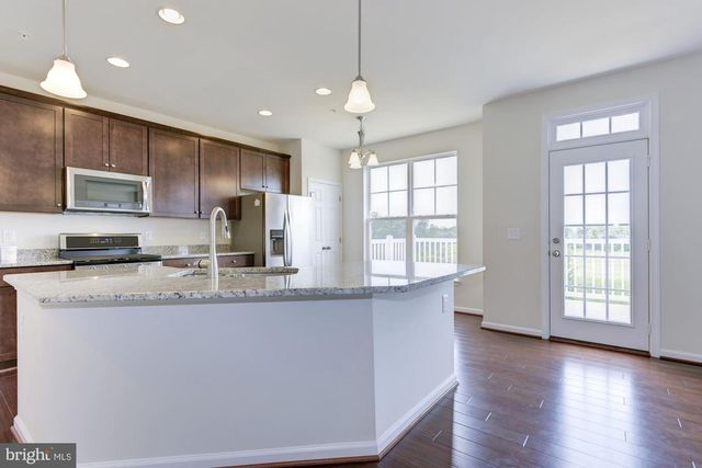 43369 TOWN GATE SQ, Chantilly, VA 20152