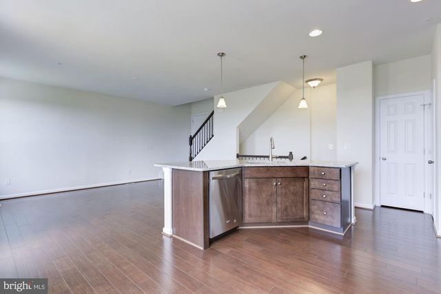 43369 TOWN GATE SQ, Chantilly, VA 20152