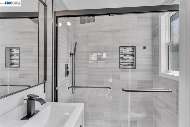 3300 Harrison St, Oakland, CA 94611