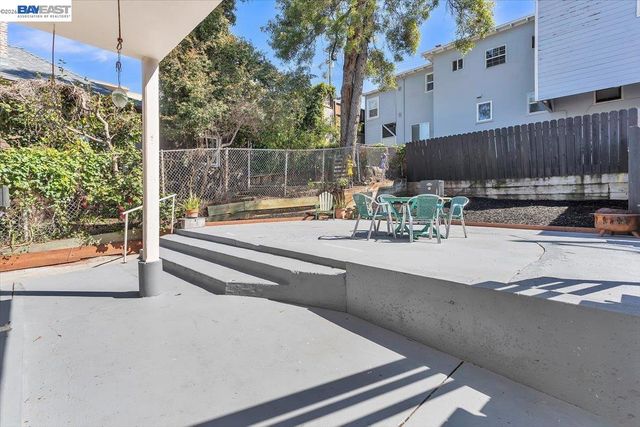 3300 Harrison St, Oakland, CA 94611