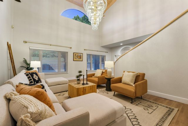 10 Terry Lane, Los Alamos, NM 87544