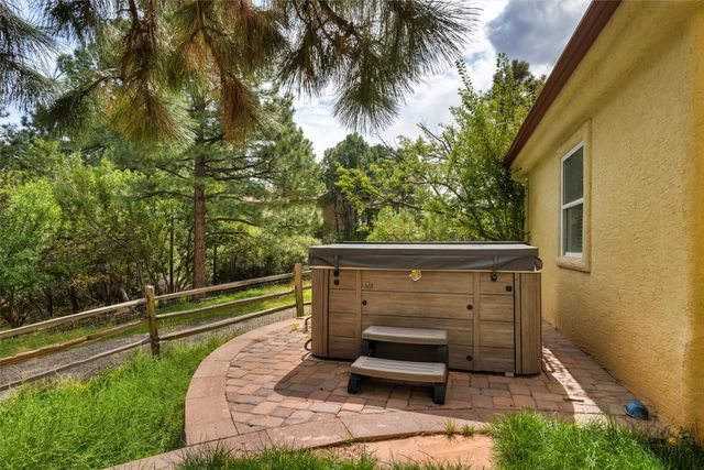 10 Terry Lane, Los Alamos, NM 87544
