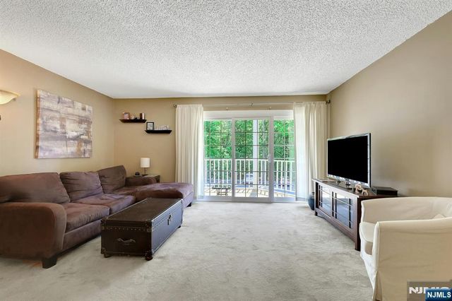 601 Lilac Lane, Mahwah, NJ 07430