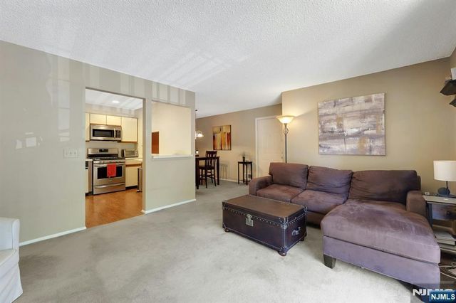601 Lilac Lane, Mahwah, NJ 07430