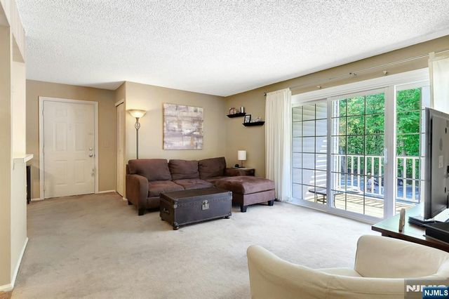 601 Lilac Lane, Mahwah, NJ 07430