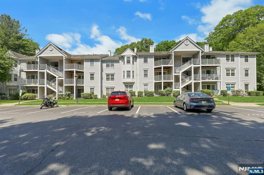 601 Lilac Lane, Mahwah, NJ 07430