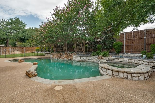 8 Hidden Lake Court, Mansfield, TX 76063