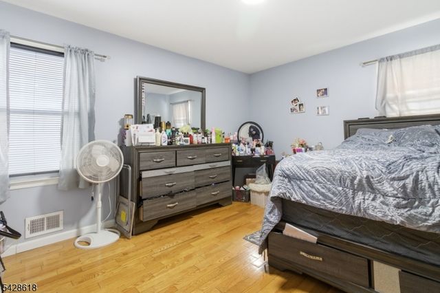 1129 E Henry St, Linden City, NJ 07036