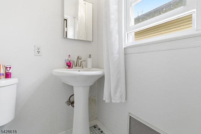 1129 E Henry St, Linden City, NJ 07036