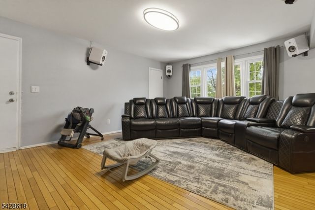1129 E Henry St, Linden City, NJ 07036