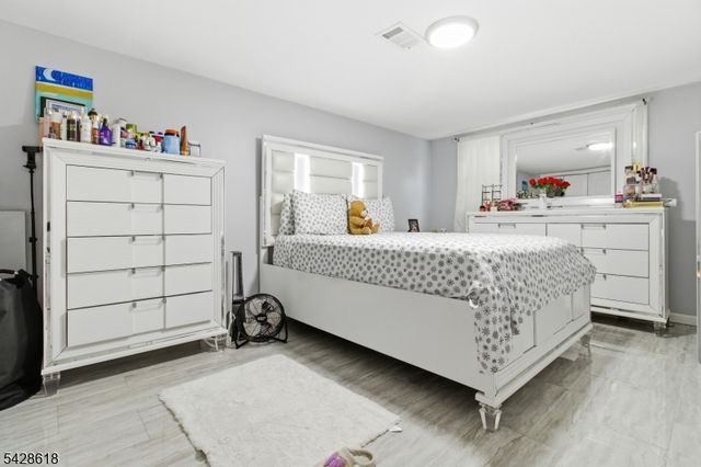 1129 E Henry St, Linden City, NJ 07036