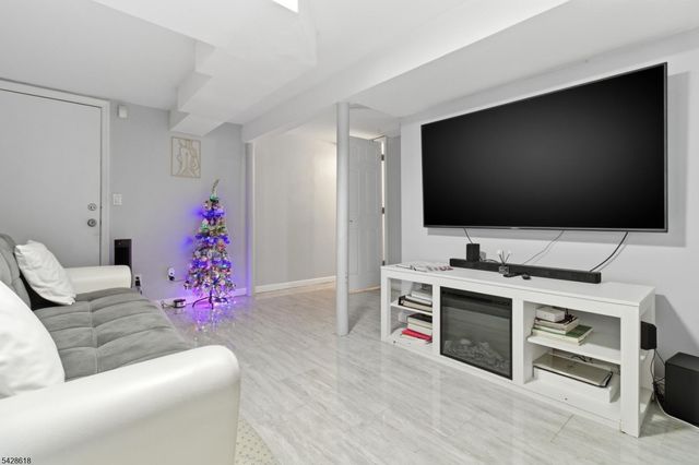 1129 E Henry St, Linden City, NJ 07036