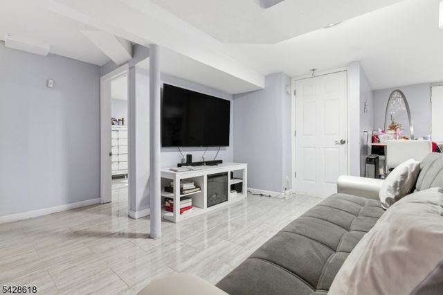 1129 E Henry St, Linden City, NJ 07036