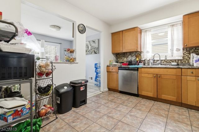 1129 E Henry St, Linden City, NJ 07036