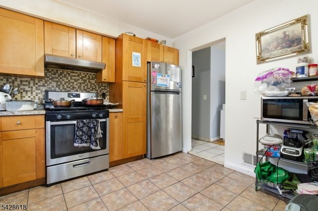 1129 E Henry St, Linden City, NJ 07036