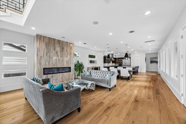 1913 Du Barry Lane, Houston, TX 77018
