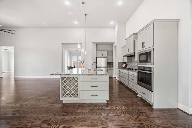 11823 Creekside Shore Circle, Cypress, TX 77433