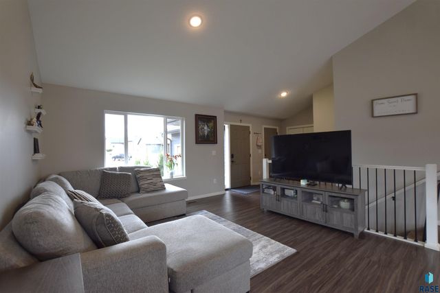 1028 N Mable Cir Circle, Sioux Falls, SD 57103