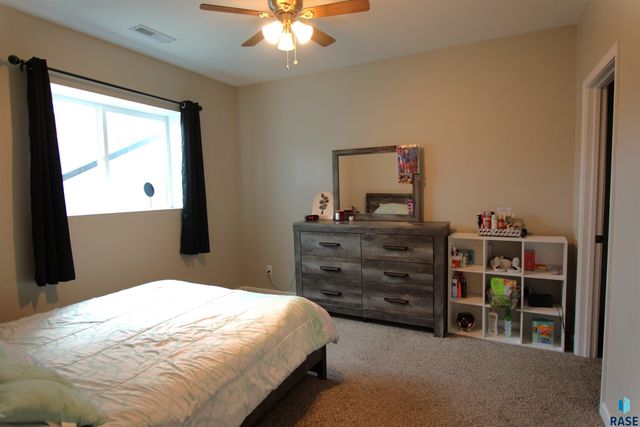 1028 N Mable Cir Circle, Sioux Falls, SD 57103