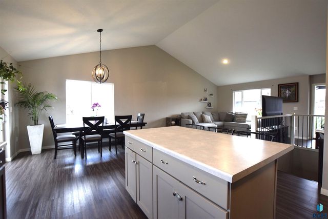 1028 N Mable Cir Circle, Sioux Falls, SD 57103