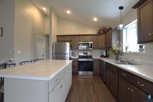 1028 N Mable Cir Circle, Sioux Falls, SD 57103