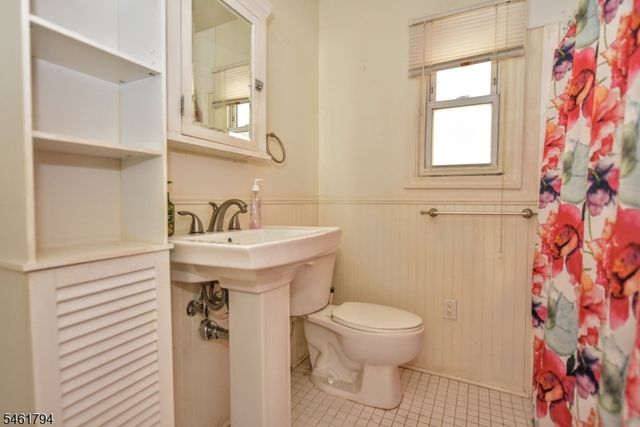 6 Roosevelt Ave, Totowa Boro, NJ 07512