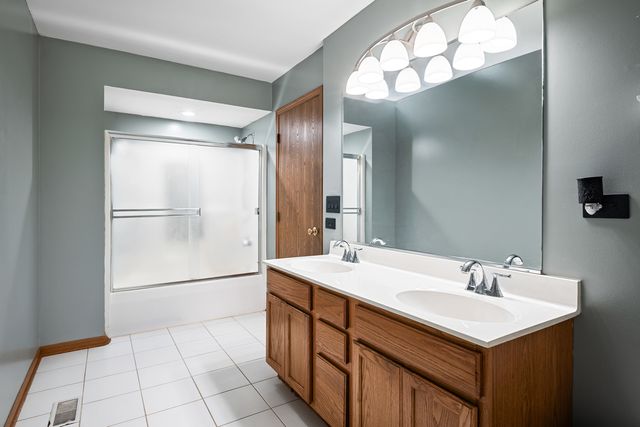 16017 W Iroquois Drive, Lockport, IL 60441