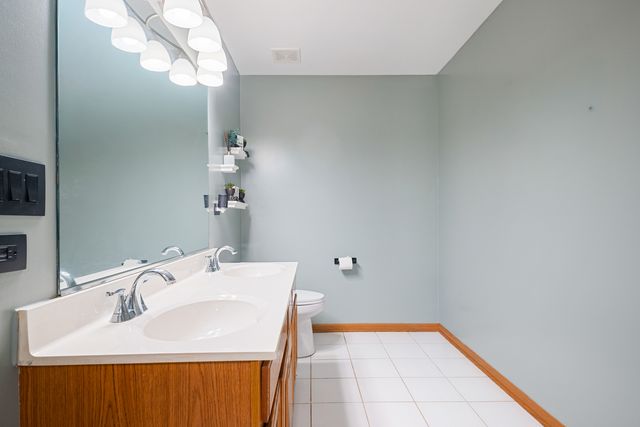 16017 W Iroquois Drive, Lockport, IL 60441