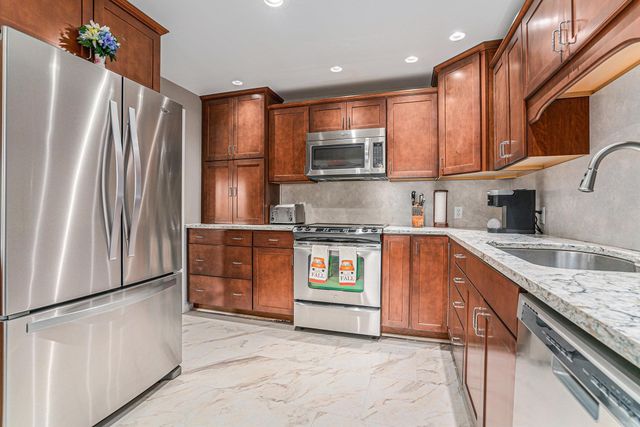 1077 Greenleaf Blvd Apt 214, Elkhart, IN 46514