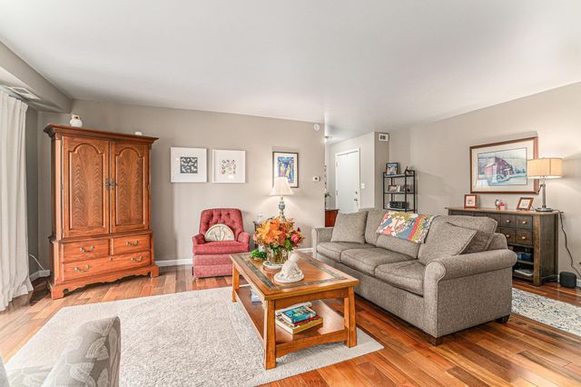 1077 Greenleaf Blvd Apt 214, Elkhart, IN 46514