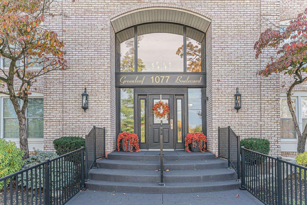 1077 Greenleaf Blvd Apt 214, Elkhart, IN 46514