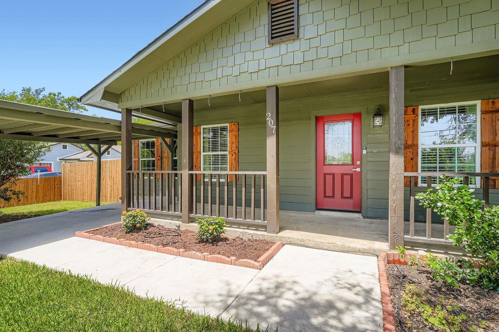 207 Old Thorndale RD, Taylor, TX 76574