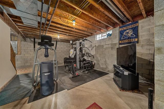 150 Holsing Ln, Frazer, PA 15084
