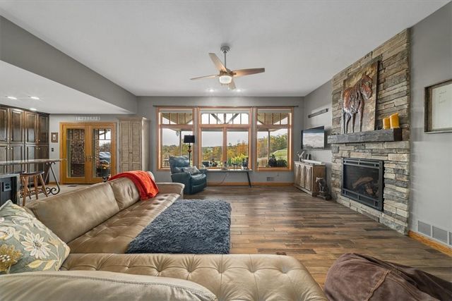 150 Holsing Ln, Frazer, PA 15084
