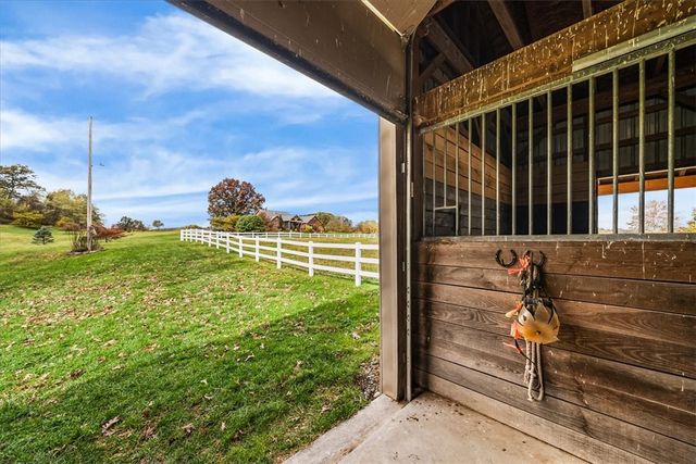 150 Holsing Ln, Frazer, PA 15084