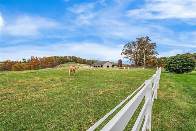 150 Holsing Ln, Frazer, PA 15084